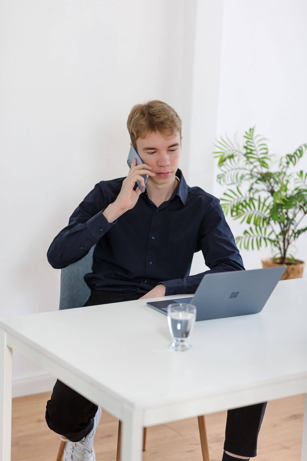 Businessfotos am Schreibtisch während der Arbeit