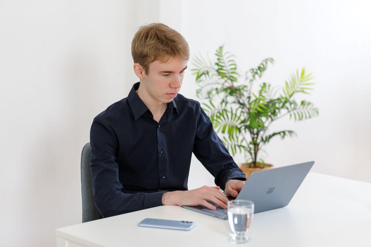 Webdesigner bei der Arbeit Businessbilder mit Charakter