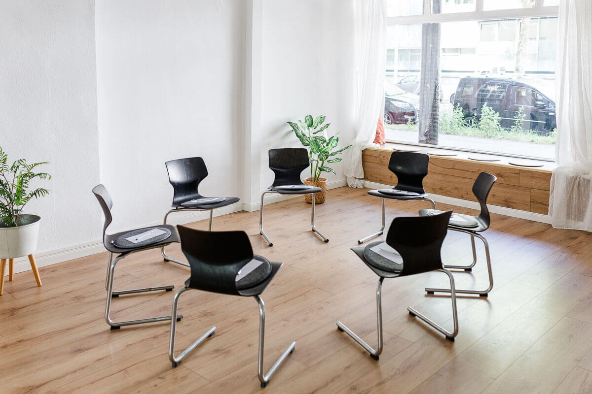 Halte ein Coaching oder eine Therapiesitzung im Stuhlkreis